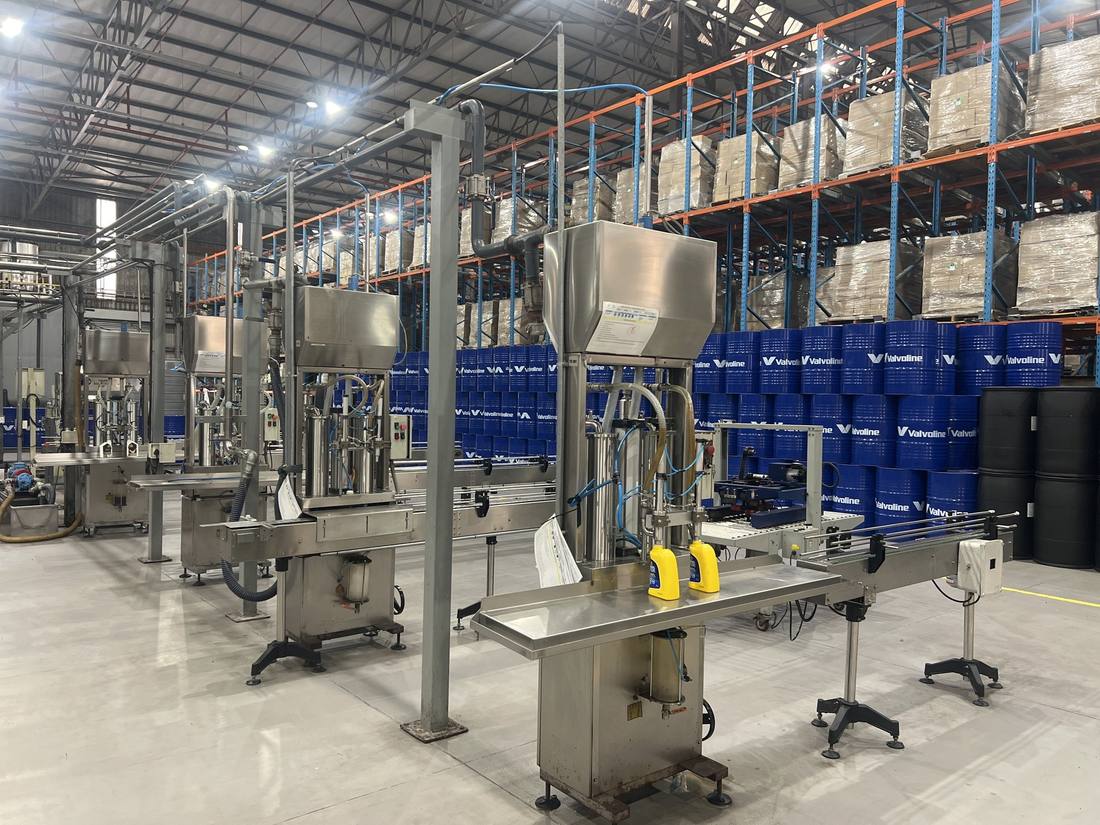 Filling line installation